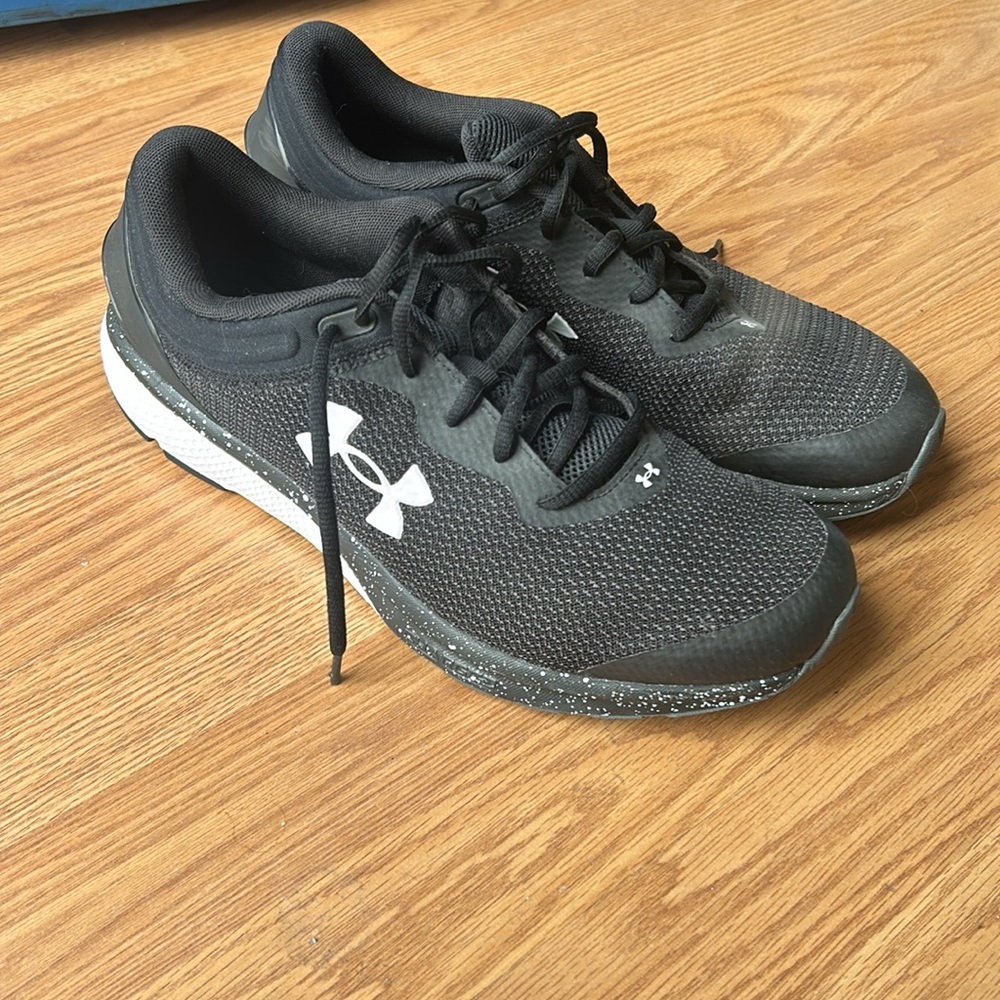 Black UA Charged deluxe foam men’s sneaker